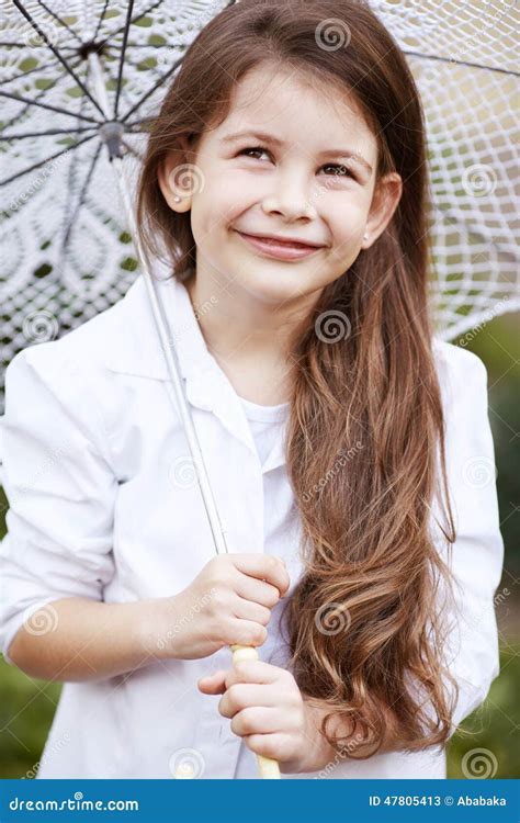 Jolie Fille Avec Le Parapluie De Dentelle Dans Le Costume Blanc Image