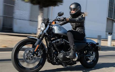 The harley davidson iron 883 gets disc brakes in the front and rear. Trouver une moto pour un petit gabarit - Les Bikeuses