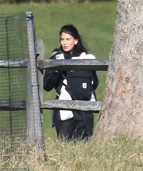 Es confundadora de yoga vida, un estudio de yoga localizado en union square y noho que ofrece clases de yoga, talleres de trabajo. Hilaria Baldwin takes a stroll in the Hamptons with her kids amid ongoing Spanish heritage saga ...