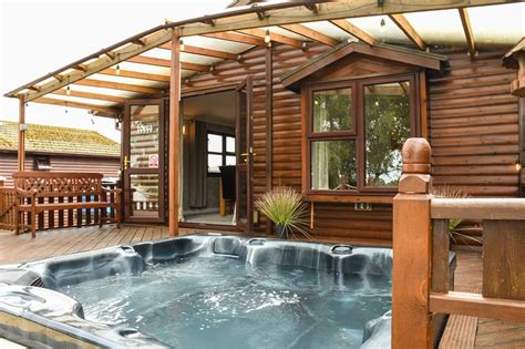 Tattershall Lakes Hot Tub Luxury Lodge Has Balcony And Central Heating