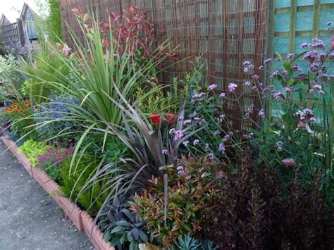 The optional color arguments specify the highlight and shadow colors to be used. Five Easy Steps For Creating a Garden Border:No Experience ...