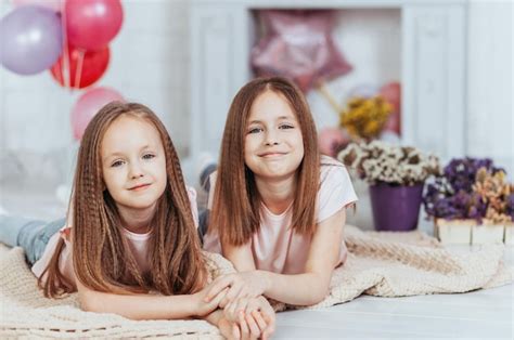 Dos Lindas Hermanas Pequeñas Se Abrazan Y Ríen Felizmente Foto Premium
