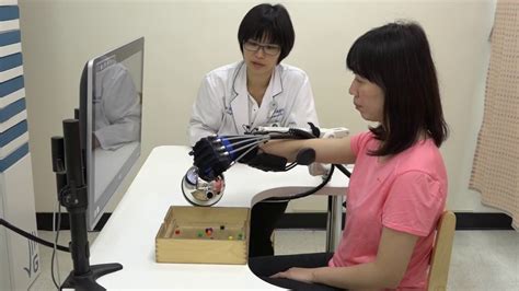 雙和醫院上肢機器復健介紹 3d智慧手robot Assisted Hand Rehabilitation In Shuang Ho