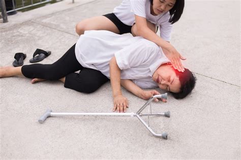 First Aid For Fainting Symptoms Causes And How To Treats Medlink