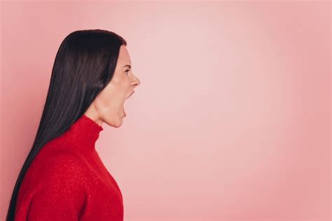 Premium Photo Portrait Of A Angry Woman Screaming Out Loud To Pink Background