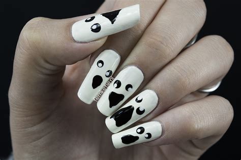When there's a holiday, we all have that one friend with a pristine but fear not: Ghost Nails (Super Easy Halloween DIY). - femketje.nl