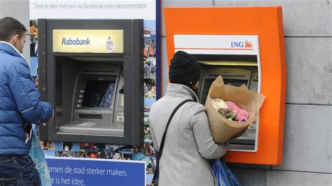 Banken In De Penarie Ontslagrondes Volle Stroppenpotten En Verlies