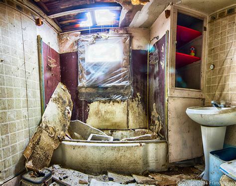 Bathroom In An Abandoned Home Northwest Missouri 5929x4676 Oc Abandonedporn