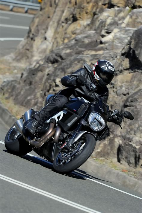 The second generation diavel debuted as a 2015 model on 3 march 2014 during the volkswagen group. Review: 2014 Ducati Diavel Carbon - Bike Review