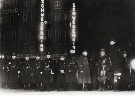 Zulauf erhielten die nationalsozialisten vor allem aus der durch die inflation besonders bedrohten unteren mittelschicht. Demonstration der Nationalsozialisten | Kino | Historische ...