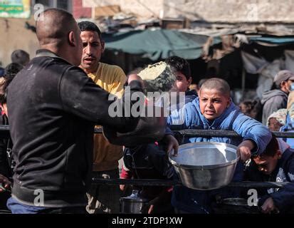 I Palestinesi Si Riuniscono Con Vasi Per Ricevere Cibo In Un Punto Di