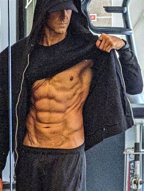 Free Photo Hrithik Flaunts Six Pack Abs As He Steps Into 2023