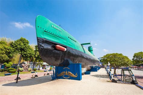Monumen kapal selam surabaya merupakan kapal selam kri pasopati 410 yang merupakan salah satu armada angkatan laut republik indonesia buatan uni soviet pada tahun 1952. wisata surabaya - hatiku surgaku : surabaya rumahku surgaku