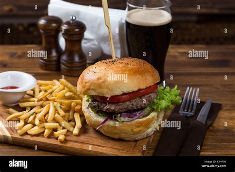 Sex Burger Desservant Sur Planche De Bois Avec Bière Brune Photo Stock Alamy