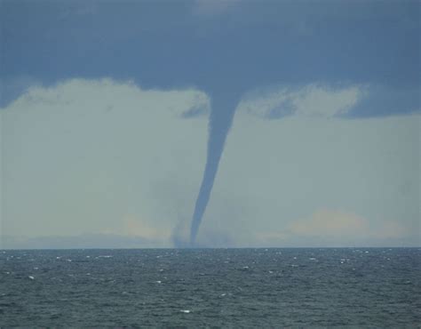 Icwr observer danny willow said there are so many waterspouts forming that he can't keep up with the count. Waterspout in Lake Superior | World's worst weather ...