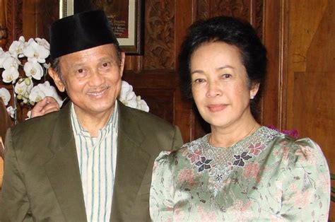 Membaca buku adalah hobi yang paling positif. 20 Quotes Romantis BJ Habibie Tentang Cinta Sejati dan ...