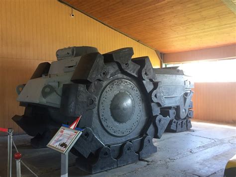 Wunderwaffe — bei dem begriff wunderwaffen handelt es sich um kriegswaffen, die einer unterlegenen partei in einem kriegerischen konflikt doch noch einen sieg ermöglichen sollen. A German prototype "wunderwaffe" at the Kubinka Tank ...