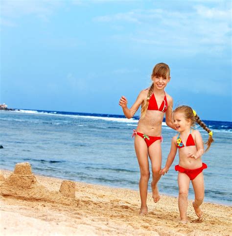 Bambini Che Giocano Sulla Spiaggia Immagine Stock Immagine Di Svago Ragazza