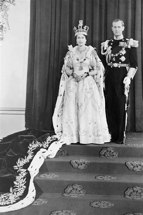 Frustrado el intento de deponer al rey utilizando a su hermano, los nobles rebeldes pusieron la mirada en la joven isabel quien, a pesar de la insistencia, nunca aceptó. Las fotos de la coronación de la reina Isabel II | Vintage ...