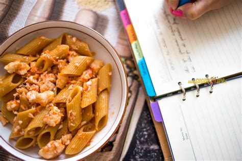 Una scatoletta di filetti di sgombro e pomodorini. PENNONI Rigati Integrali con Sugo di PERSICO | Ricetta ...