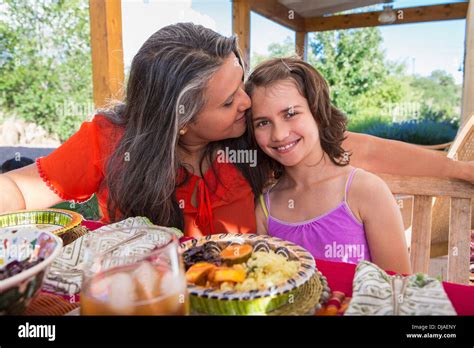 Madre E Hija De Comer En La Mesa Fotografía De Stock Alamy
