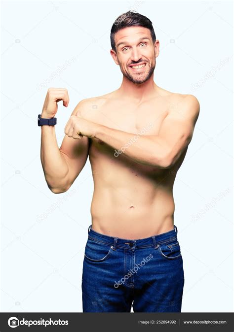 Hombre Guapo Sin Camisa Mostrando Pecho Desnudo Señalando Hacia Atrás fotografía de stock
