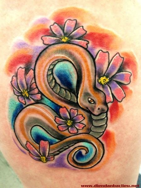 Ngoài ra, nếu như bạn muốn thể hiện những thông điệp liên quan tới đặc hình xăm con rắn nhỏ cho nữ ở vai. Hình xăm con rắn 2013 đẹp