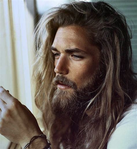 Mit einem haarprodukt, einer haarbürste und ein paar gummibändern kannst du sogar die widerspenstigste mähne zähmen. 1001 + Ideen zum Thema Langhaarfrisuren Männer | Long hair ...