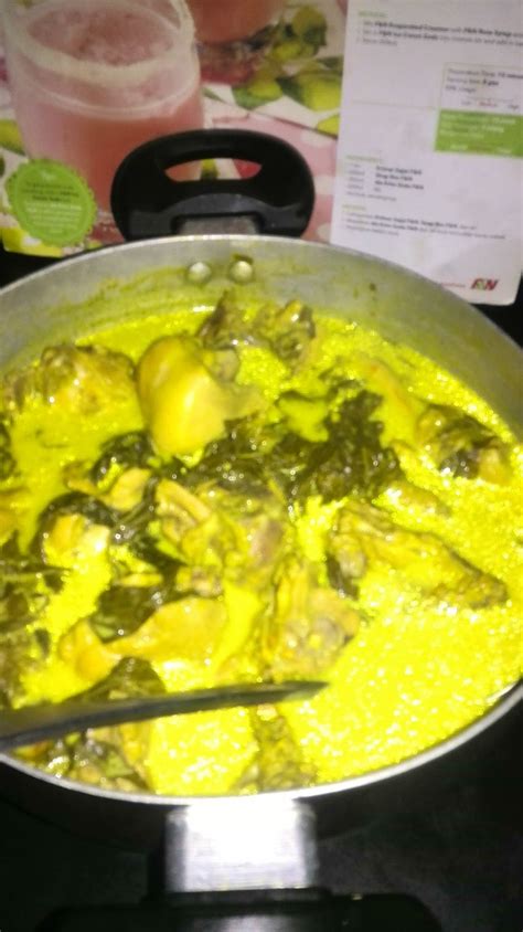 Sos cili padi nanas yang menjilat jari pasti menjadi kegemaran wajib buat semua orang diadun menggunakan cili padi yang dipilih mutunya dan gabungan cili padi yang dipilih dan ditapis, beserta bawang putih yang segar dan nanas yang segar dari ladang. namakucella: AYAM MASAK LEMAK CILI PADI CAMPUR PUCUK UBI