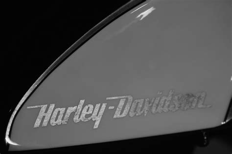 One of the best parts of owning a harley is taking the time to change and modify it to make it match you and your personality you can even have custom logos made for the tank, protective headlight covers, and badges for saddle bags. Pin von Airwitch Custom Paint, Airbrus auf Schriftzüge ...