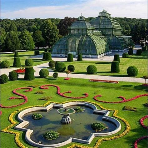 Schonbrunn Park and Botanical Garden in Vienna, Áustria. | Lindas