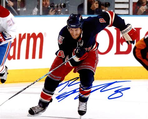 Dans une série d'images, l'ancien joueur de hockey, a cité quelques passages de la chanson hold me while you wait, de lewis capaldi. Hockey - Brandon Prust - Images | PSA AutographFacts™