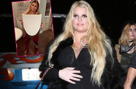 Jessica Simpson Holds Broken Toilet Seat In Funny Pregnancy Photo
