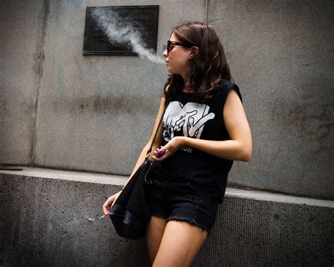 Девушка курит в платье 88 фото
