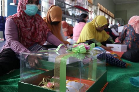 Jun 04, 2021 · beberapa istilah tradisi nganteran di sunda keanekaragaman budaya di negara kita memang salah satu kebanggaan tersendiri yang wajib dilestarikan hingga nanti. Bisnis Kotak Hantaran, Peluang Bangkit dari Krisis ...