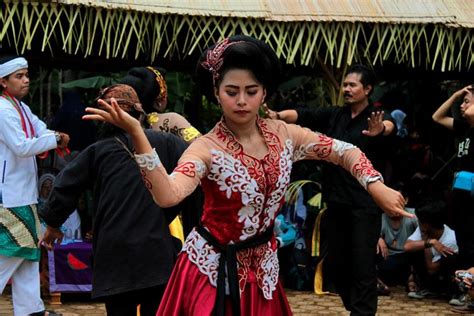 [lengkap] tari ronggeng asal sejarah fungsi pola lantai video