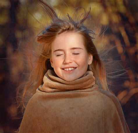 무료 이미지 자연 사람 소녀 햇빛 바람 여자 초상화 모델 가을 인간의 유행 표정 헤어 스타일 미소 긴 머리 닫다 얼굴 피부 아름다움