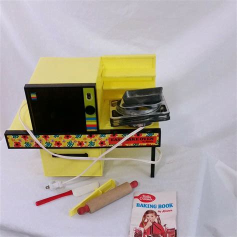 Vintage Easy Bake Oven Kenner Yellow 60s Original Box Collectible Toy Kitchen Sets