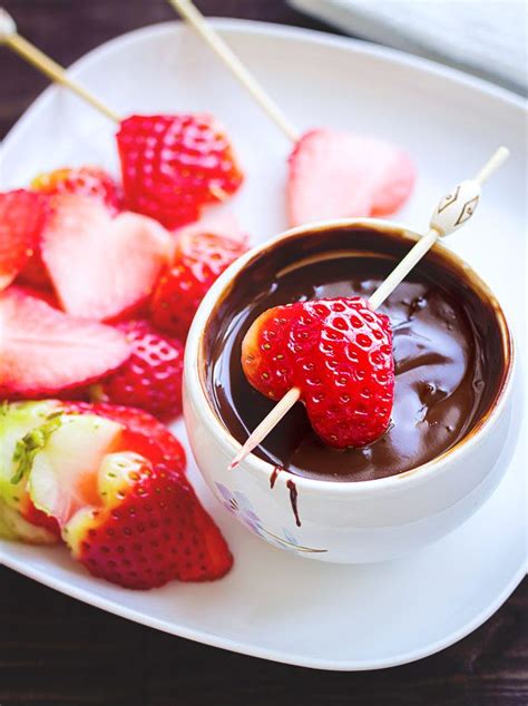 Strawberry Chocolate Fondue Recipe — Eatwell101