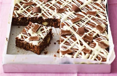 Add the crushed biscuits (make sure you have a some larger chunks in there) and the dried fruit and mix well. 40 easy tray bake recipes - Chewy chocolate oat squares ...