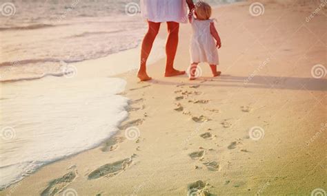 Madre E Hija Que Caminan En La Playa Que Deja Huella En Arena Foto De