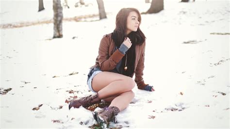 Obrázky Na Plochu ženy Vonku Model Dlhé Vlasy Bruneta Park Sediaci Sneh Zimné