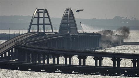 Ukraine Teile Der Krim Brücke Nach Explosion Eingestürzt Zeit Online