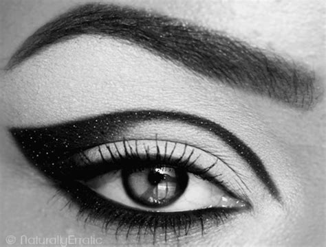  Black And White Spatial Makeup Animated  On Er