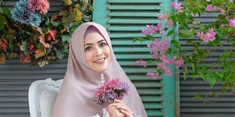 Gunakan gratis untuk pribadi & komersial. Posting Foto Gandengan Tangan dengan Seorang Pria, Meggy ...