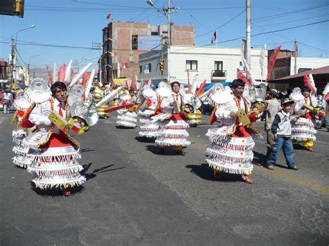 Para mais detalhes, consulte as condições de utilização. Tradicional Corso de la Amistad en Arequipa recorrerá más ...