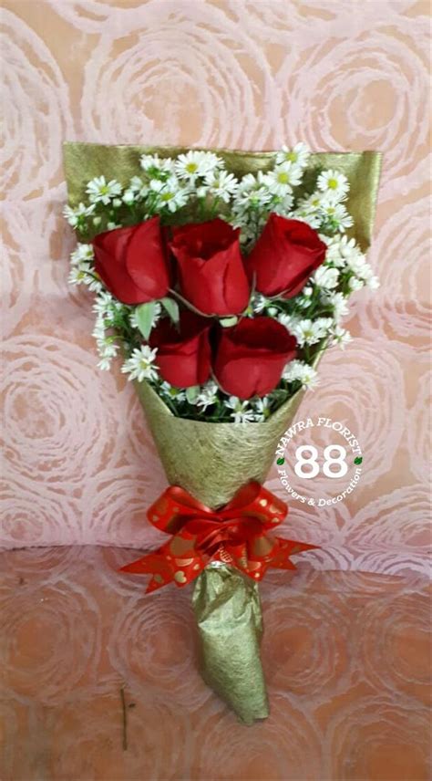 Selain bunga ini sebetulnya ada jenis bunga lainnya, akan tetapi yang sering digunakan ialah bunga mawar. 35+ Gambar Buket Bunga Mawar Merah Asli