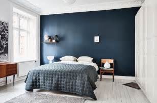 Séduisante et facile à décorer. mur bleu dans la chambre : visite d'un appartement ...