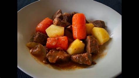 Este estofado de ternera le recuerdo con mucho cariño y actualmente añoro la falta de ese tipo de cocina que le da ese toque tan particular.la que tienen estos tipos de guisos, como es el estofado de ternera, es que tienen infinidad de variantes, tanto o más como las manos que los elaboran. Estofado de ternera con zanahorias - YouTube