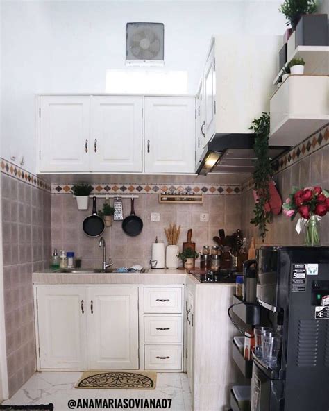 .dapur di sini q ada sedikit makeover dapur ku ya teman2 pasang rak untuk minyak dan gula,,dan pasang gorden kolong dan sedikit penambahan daun rambat, #beresberesdapur #makoverdapur #dapurminimalis instagram:nila jemelahat. √ Desain Dapur Minimalis Ukuran (3x3,2x2,2x3,1x1,2x1)